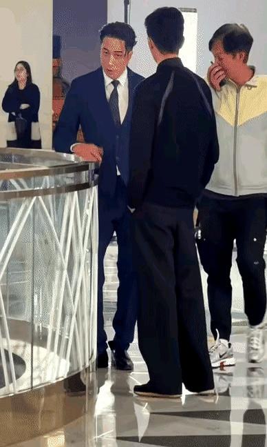 原来张智霖都54岁了，吴卓羲小他8岁，是46岁。他俩凑一块儿拍《璀璨之城