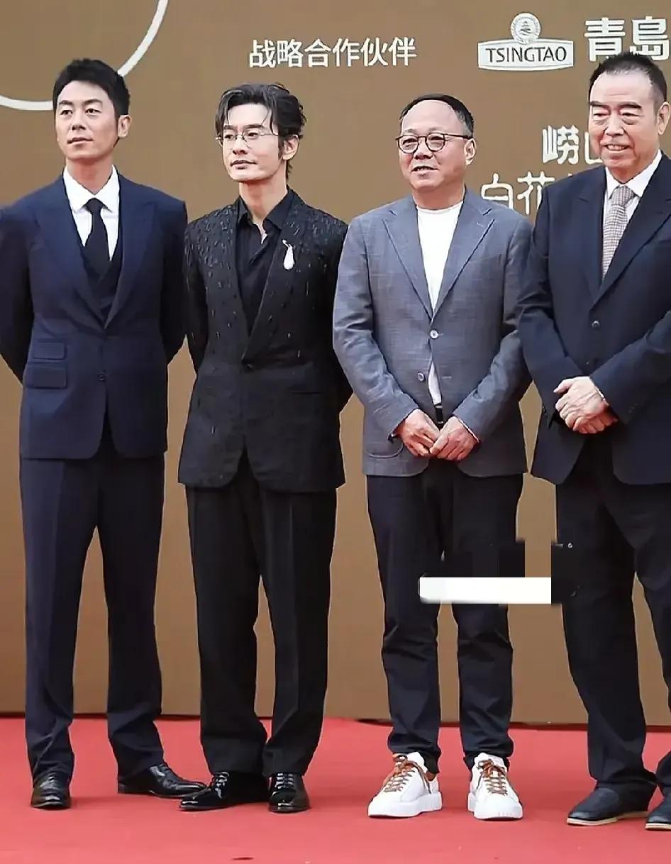 总是有人质疑黄小明的身高有没有官宣的1.8米。我觉得是有的了。要知道朱亚文身高绝