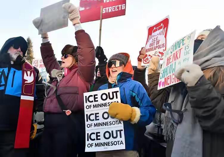 明尼苏达枪响！特朗普的选举算盘，崩出美国真病根特朗普彻底玩砸了！派ICE去