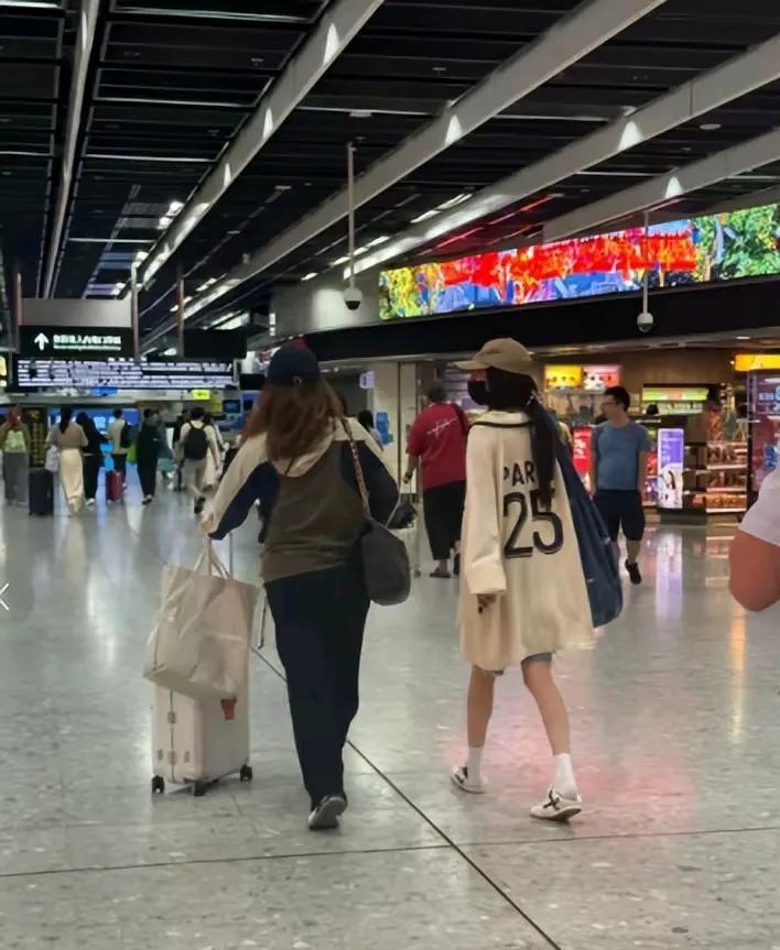 杨幂去香港看望女儿小糯米，被网友拍到了。突然发现小糯米11岁了，她和刘恺威已经