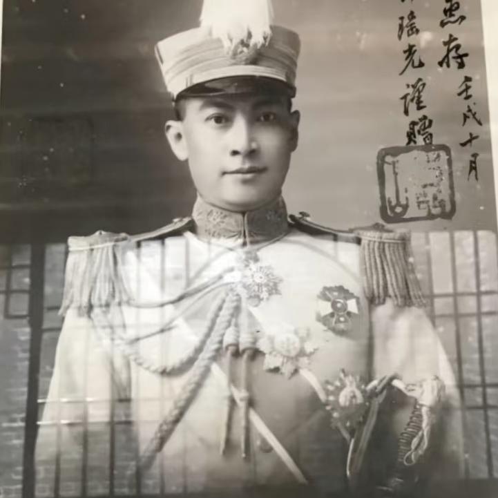 这位眉眼俊朗、颜值出众的男子，正是粤军军阀陈炯明的心腹爱将，曾任第五军军长的邓瑶