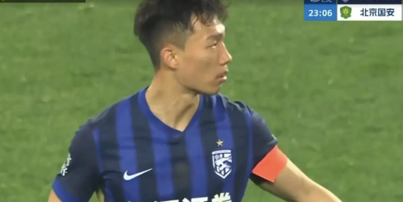 武汉三镇的这套球衣像不像国际米兰的球衣，看到这套队服，又想起年轻时踢球的时光。