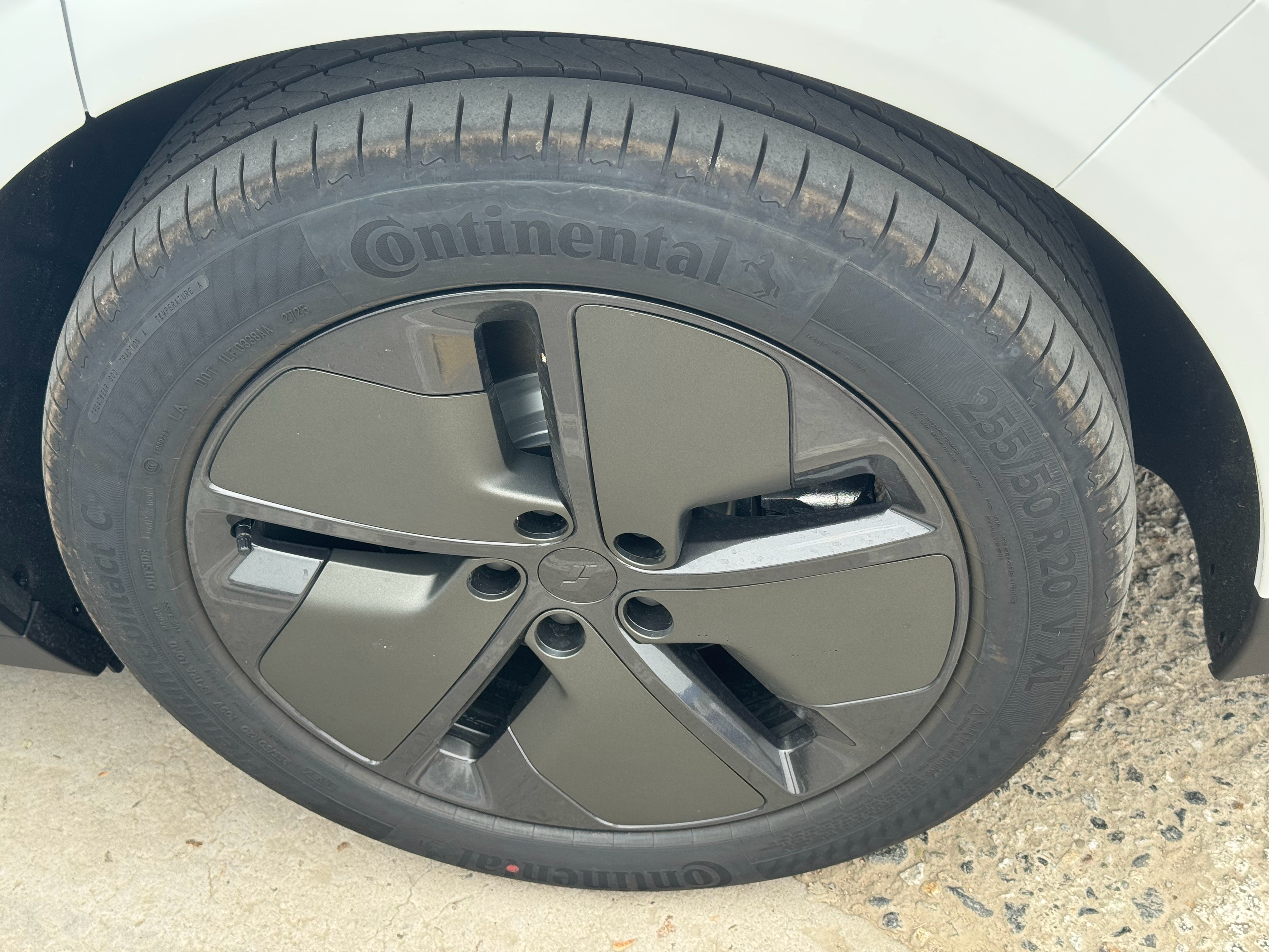 理想i8的20寸与21寸轮毂25550R20马牌26545R21米