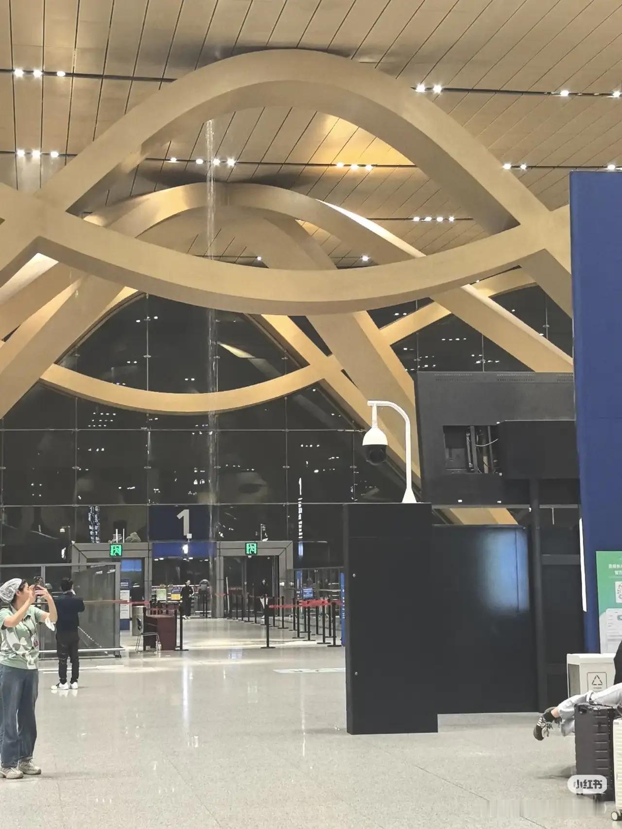 昆明长水机场：凌晨强冰雹致航站楼积水、百余架飞机受影响时间：4月25日0