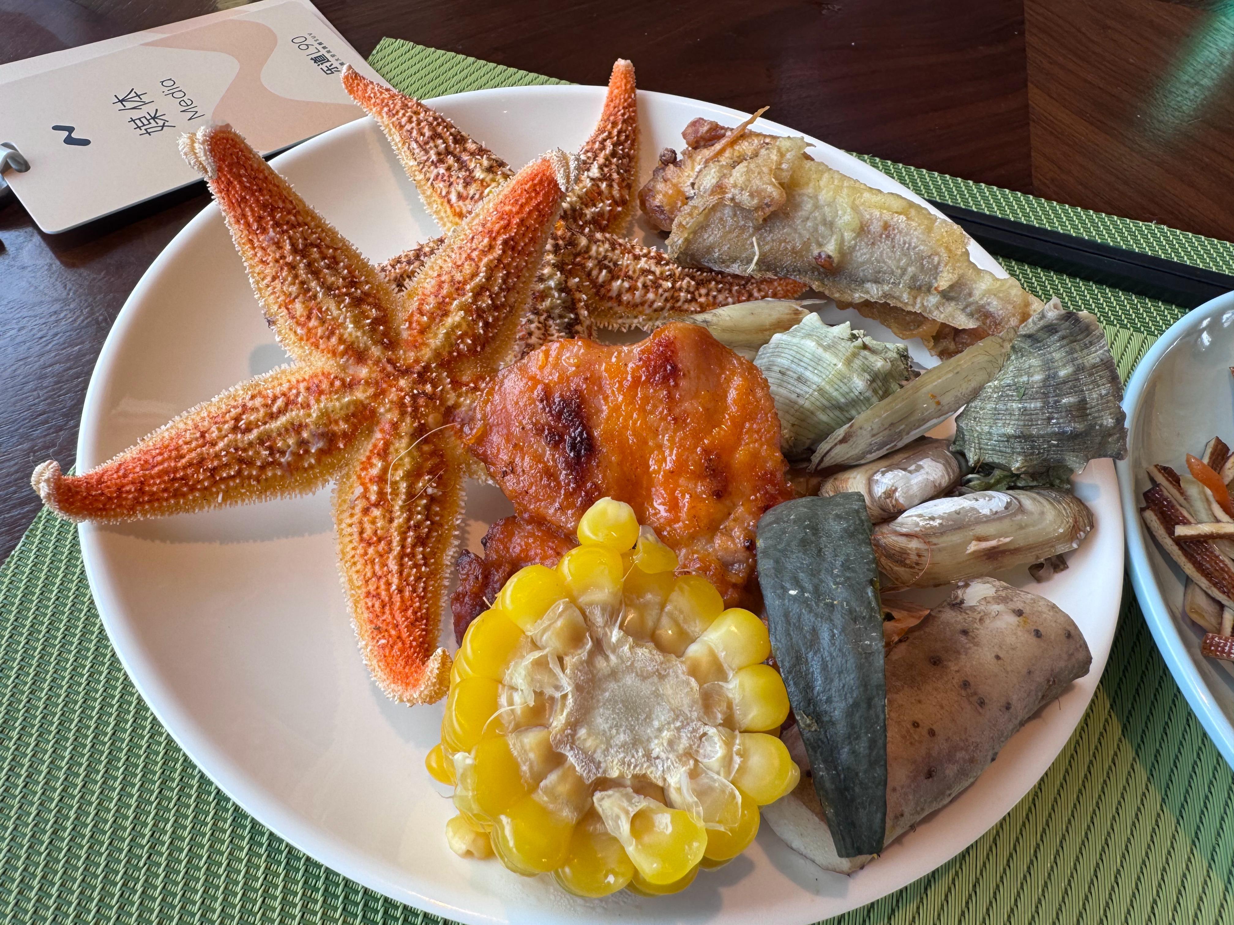 跟昨天比，今天的午饭务实多了[红脸笑]​​​