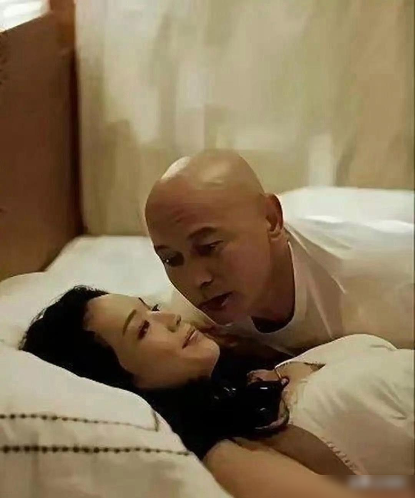 葛优当年拍《非诚勿扰》，直接撂挑子不拍吻戏。对面舒淇32岁，他嫌自己岁数大，下不去嘴。冯小刚急得转圈