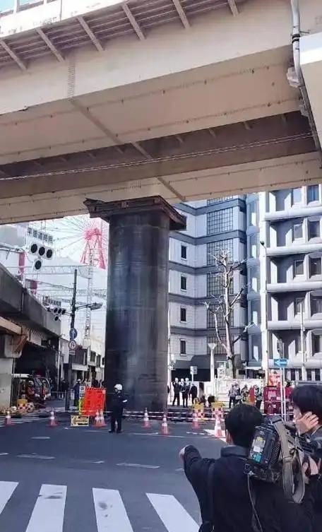 日本的“耻辱柱”自己从地下长出来了。3月11号，日本举国上下正忙着祭奠大地震15