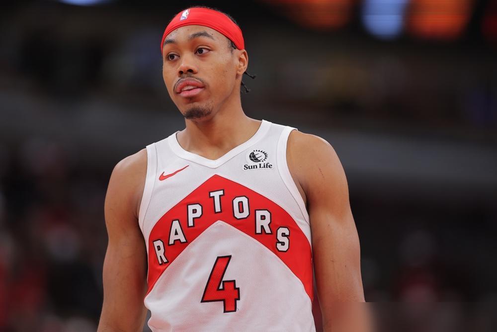 你以为哈登只会后撤步？他用5分钟把猛龙的核心巴恩斯打到板凳席上，靠的根本不是投篮