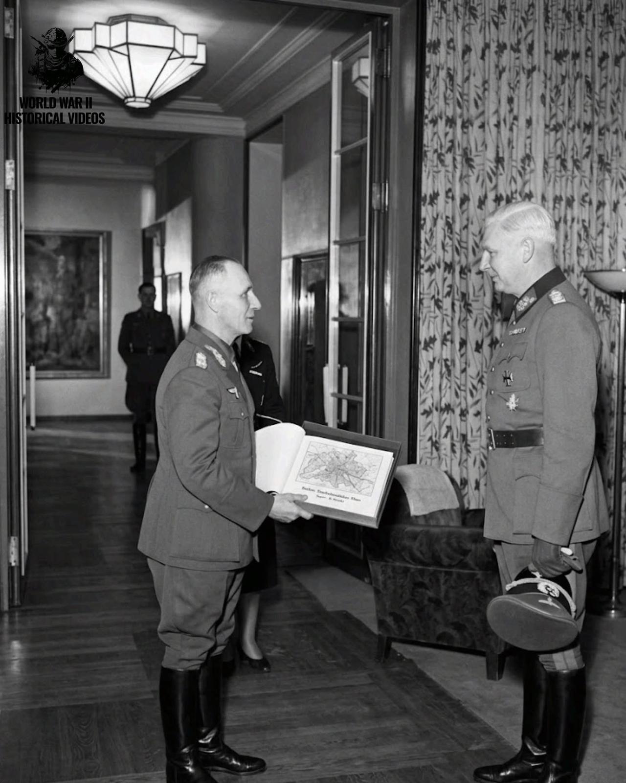 貌似隆美尔那些的书籍翻开的那一页是法国地图？照片拍摄于1940年法国战役期间？与