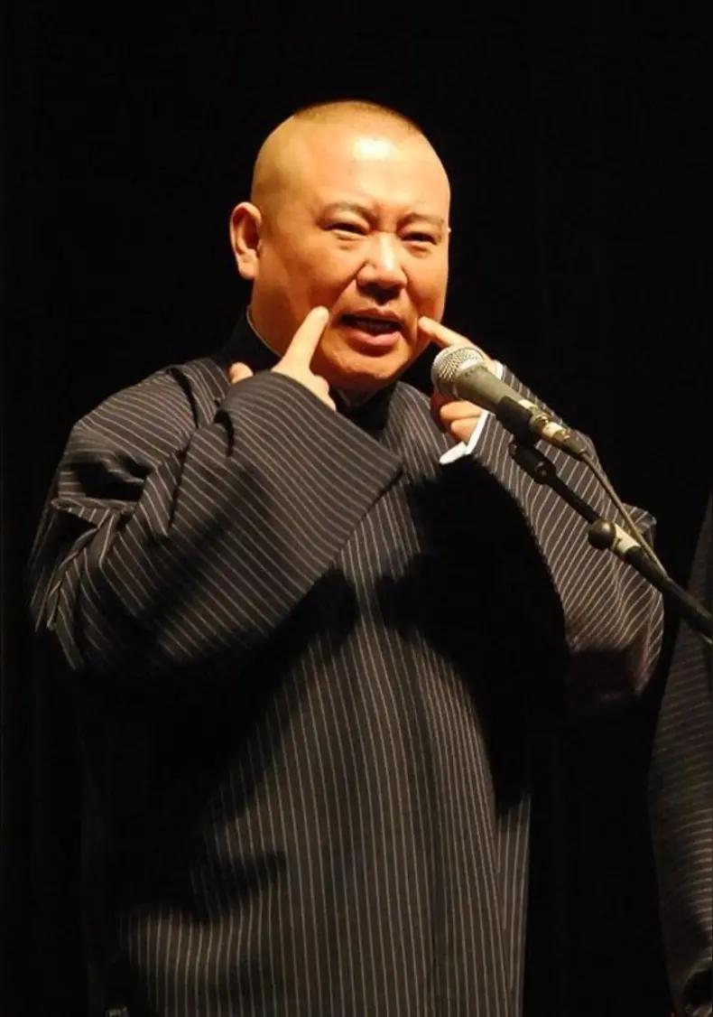 相声演员曹云金说，那个人啊，一提到朋友，提到聚会，就自命清高，说不喜欢应酬，大家
