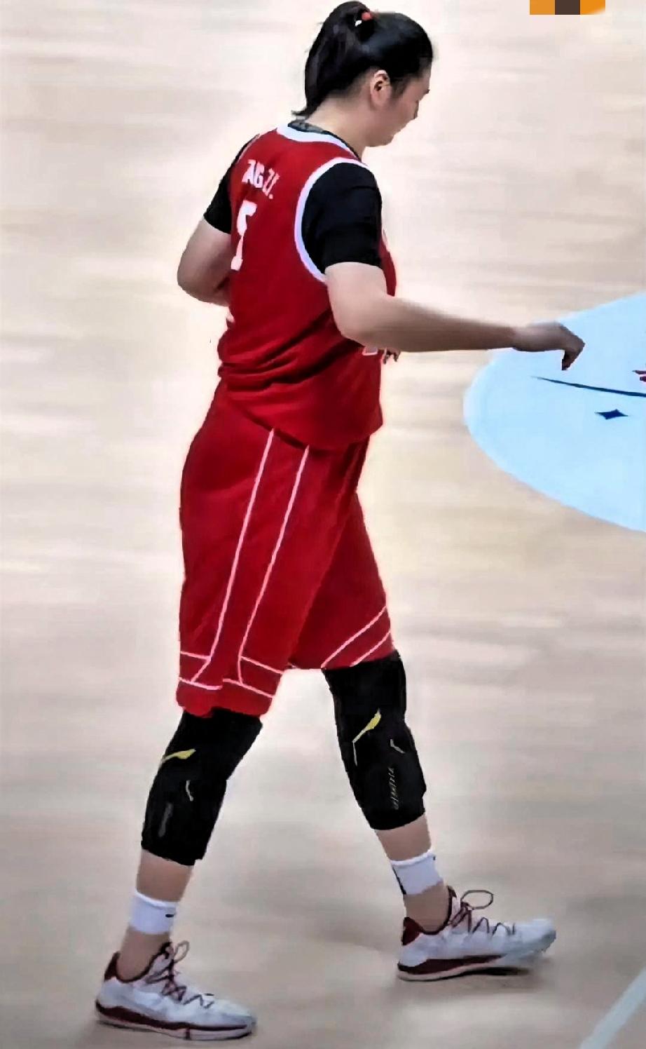 对张子宇越来越失望了！中国女篮长沙两战巴西，原本以为经历过亚洲杯磨练后的女巨