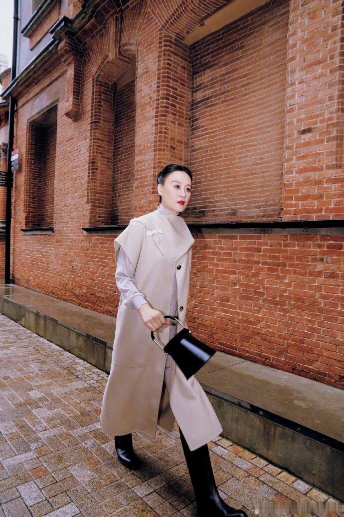 【邬君梅透露丈夫已病逝】据现代快报2月5日，是知名演员邬君梅60岁生日，在接受