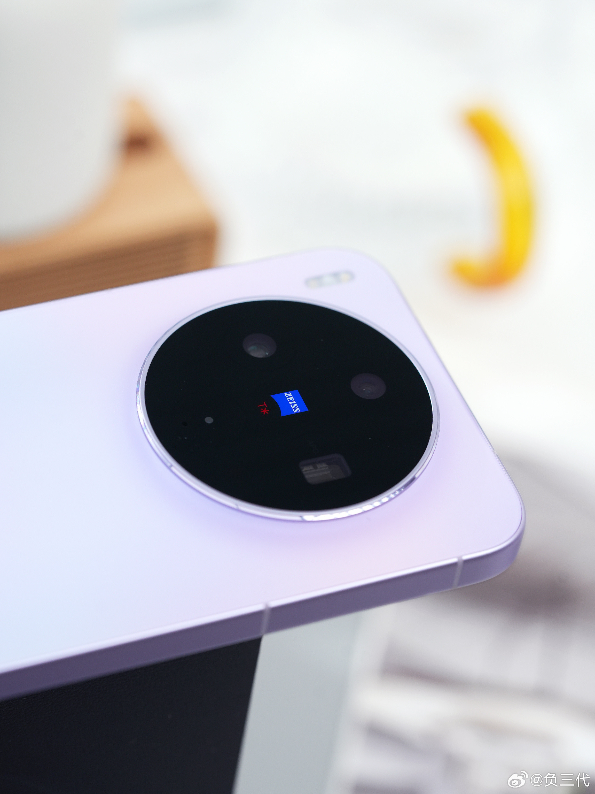 刚收到vivoX300s梦核紫的时候，我还以为是平平无奇的紫色，不太喜欢。但