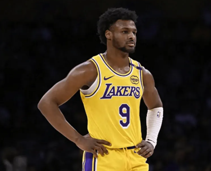 湖人跟队记者在个人社媒更新了湖人最新的伤病名单。“布朗尼-詹姆斯与阿杜-蒂耶罗