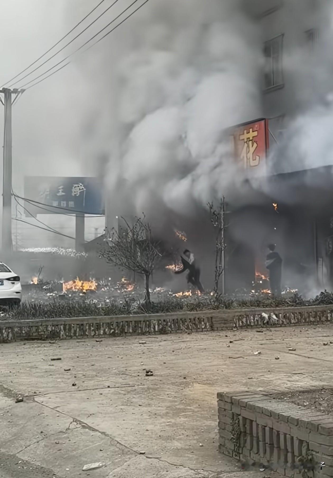 湖北宜城烟花爆竹店事故，我有一个疑问怎么也想不明白，烟花又不是一瞬间全燃的，怎么