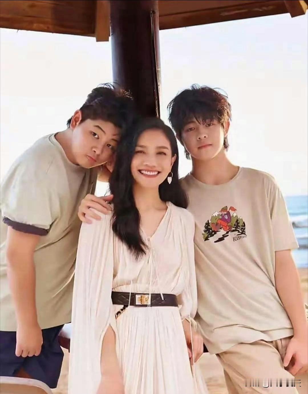 胡可带俩儿子拍杂志大片上热搜啦！49岁的她状态嫩得好似姐姐，安吉和小鱼儿颜值逆袭