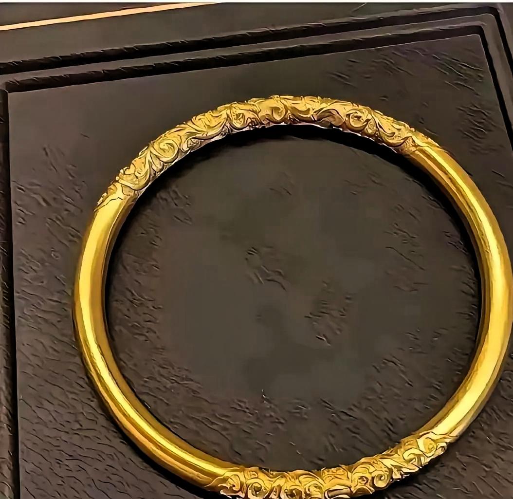 现在金店可犯愁了，金价高没人买，年轻人买黄金的方式全变了。办公室几个95后