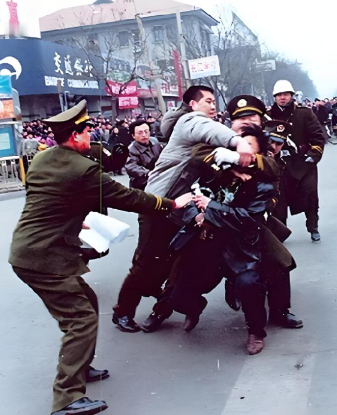 1994年的临汾城，入夜以后，歌舞厅的霓虹灯次第亮起，但那些老板们的心却悬到了嗓