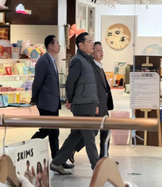 三星太子爷逛商场，是真的挺悠闲！李在镕也来北京了，抵达后他可没有闲着，主打就是