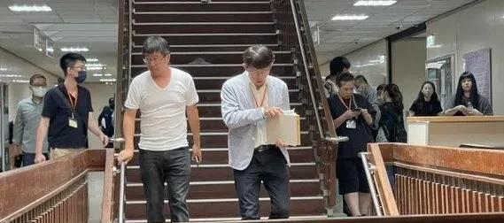 民众党主席黄国昌今天在旁听了台北地方法院庭审柯文哲后表示，今天被台北地方法院传唤