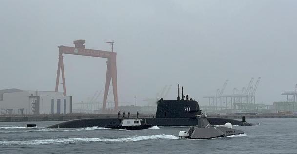 就在刚刚，台“国防部”正式宣布，2月6日，台湾省防务部门宣布：自造潜舰原型舰海鲲