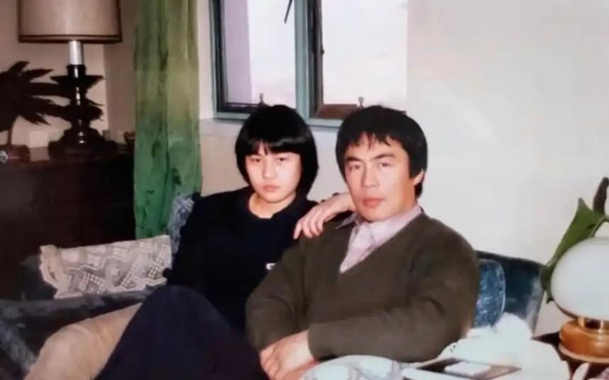 图一是窦唯的前妻高原和她的父亲高飞；图二是高飞和日本女星栗原小卷。高飞是八十