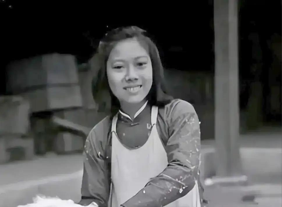 1953年9月，天津棉纺二厂突然来了四名便衣警察。他们径直走向正在运转的纱锭机，