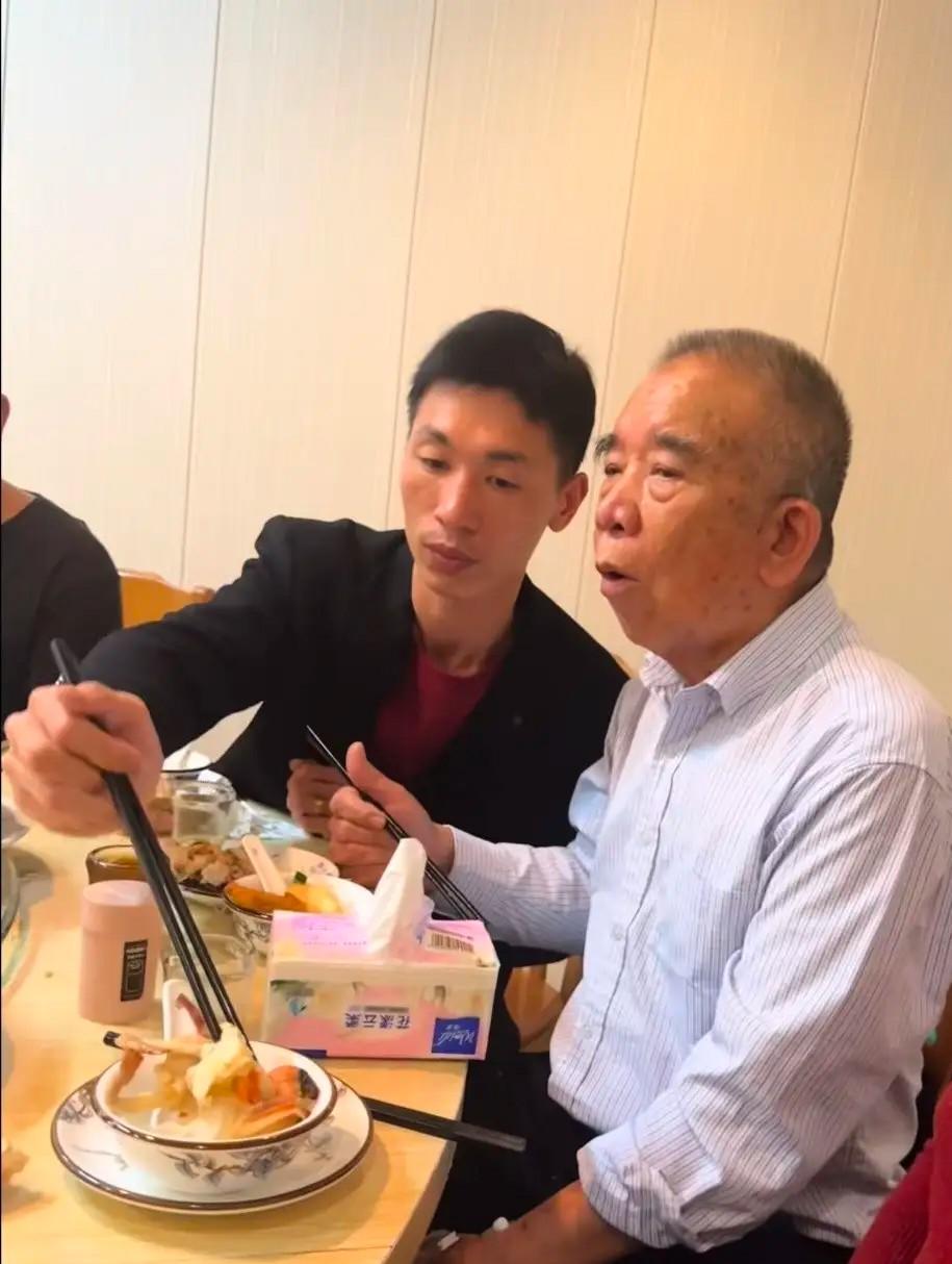 相隔33年在相见李鑫和他姐姐李林确实很不容易，李林找了弟弟李鑫33年，如今能够有