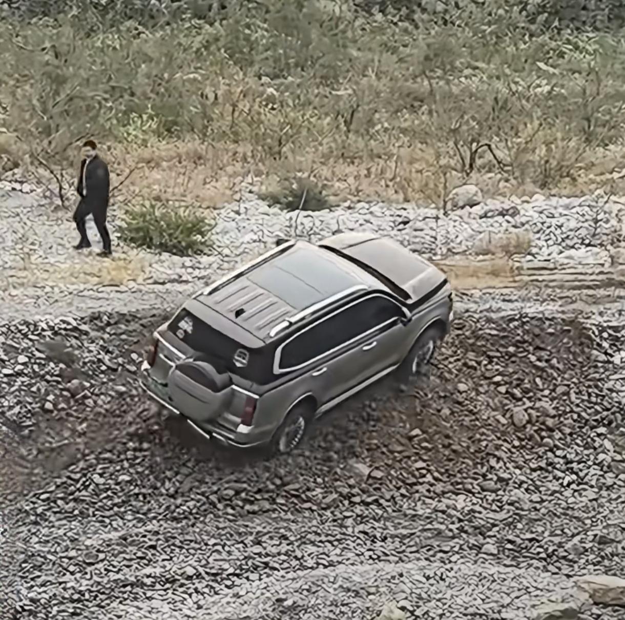 注意看，这辆车的操作直接让人懵逼，该车辆被困河滩后，车主打算一脚油门冲出河