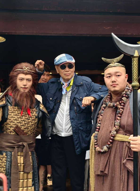 78岁罗家英，没提词器，唱完《OnlyYou》，全场炸了。他刚做完第四次肝癌