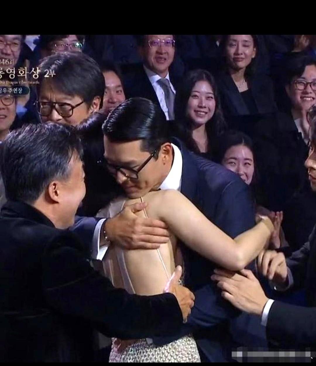 玄彬在公开场合对妻子孙艺珍也是很深情的。之前他生完孩子就进组拍戏，大家都以为他