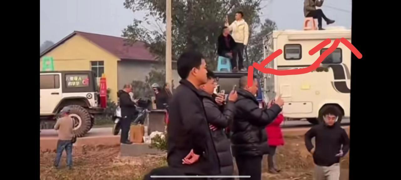 呆呆火了之后，他家房顶上都是人，院子里更是人满为患。全国各地四面八方的人都奔赴