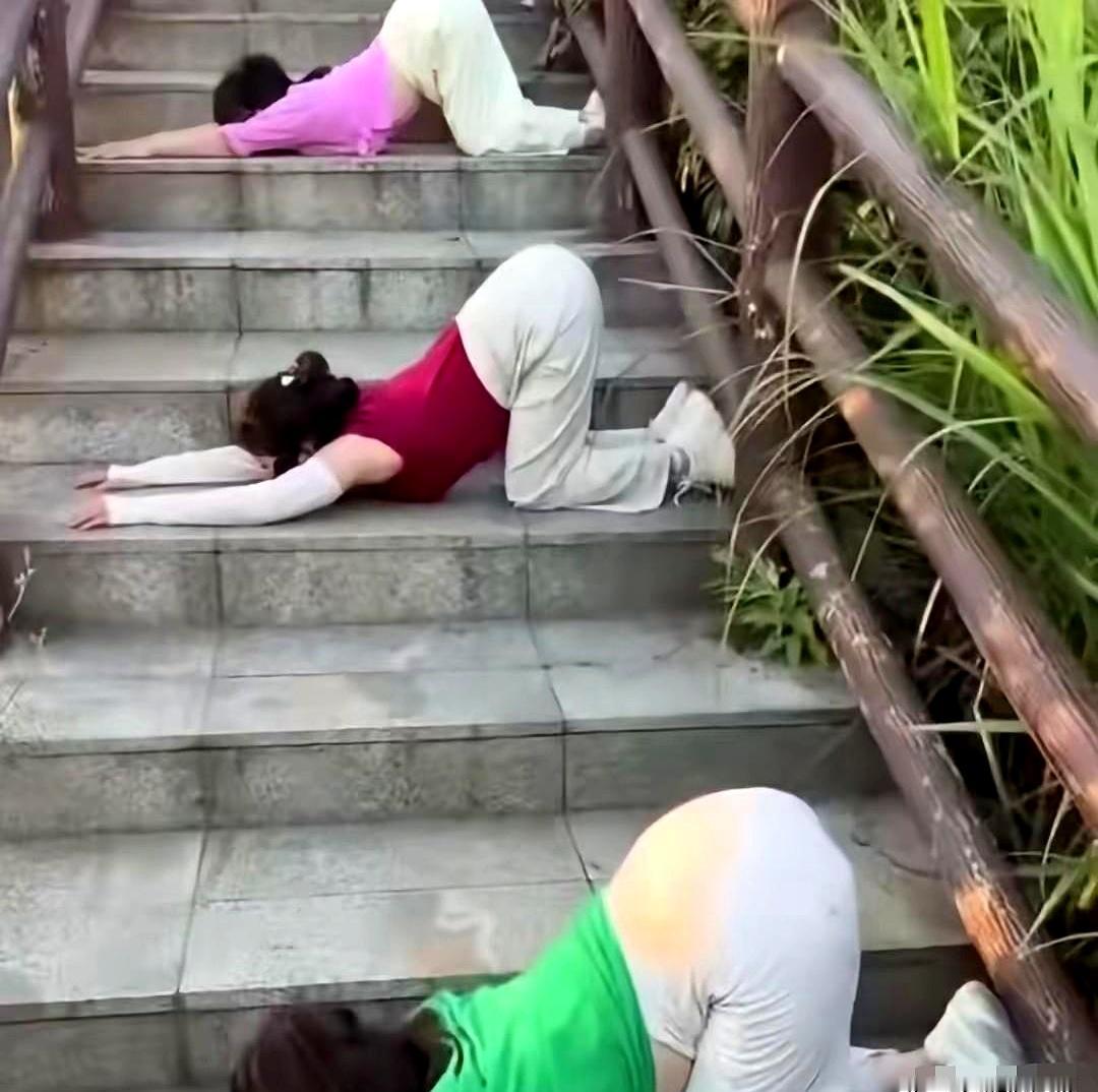 见过堵车堵门的，你敢信周末去爬个山，还能在半山腰遇上“人工封路”的吗？只见前面