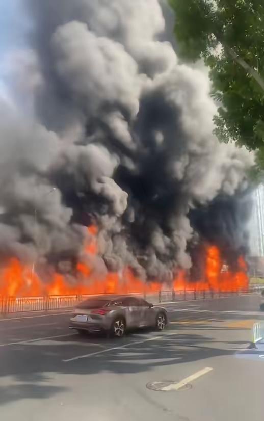 出了什么事？大火在广州街头烧成一条火线！今天，有网友爆料称，广州海珠区工业大道突