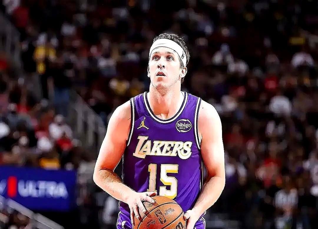 湖人这回真是天塌了，里夫斯确认常规赛报销，季后赛首轮大概率也打不了。打雷霆时