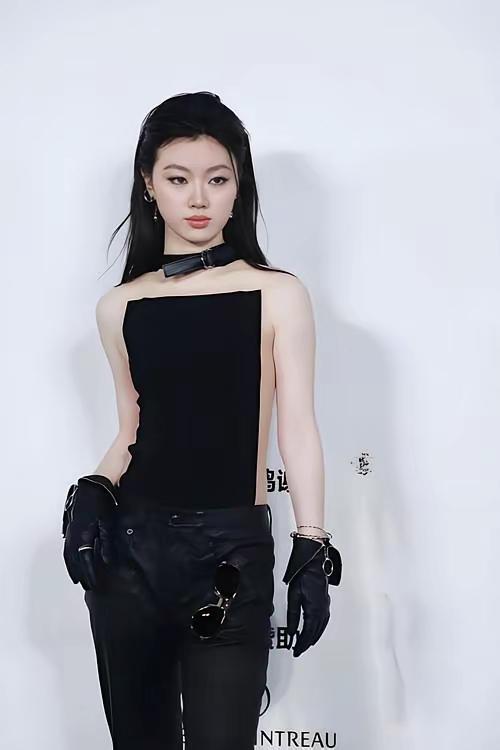 这么青春的女孩子，怎么越走越远了呢？越来越大胆，越来越夸张，越来越出格！