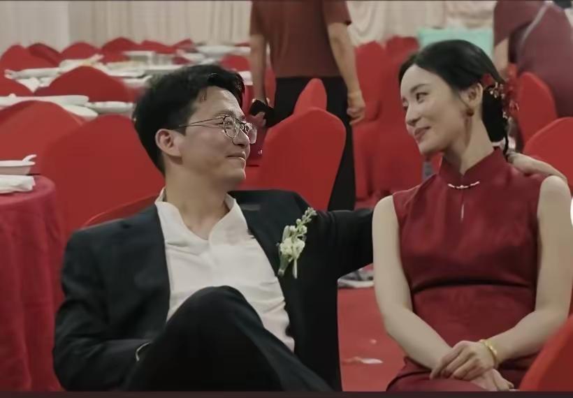这两天这两张照片刷遍了全网，必须得给这位摄影师加个鸡腿。第一张图里，夫妻二人正