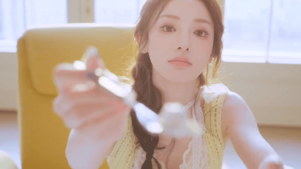 救命！彭小苒的新物料直接把我美哭！她那治愈的笑容就像一颗糖，甜到心里去了。灵动的