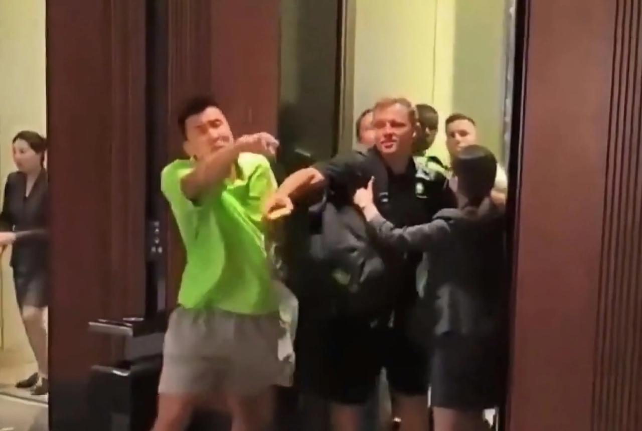 嘴下留情？国足球员爆发！男足这次没控制住情绪。差点跟球迷起冲突，好在被