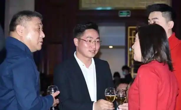 倾家荡产囤下的万斤猪肉全军覆没，绿毛长得吓人；所有人都骂他疯了，只有他看到了别人