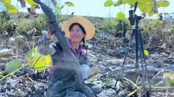 2019年，湖北荆州的谢艳遭遇了人生中的巨大变故——丈夫因病去世，留下她和两个年