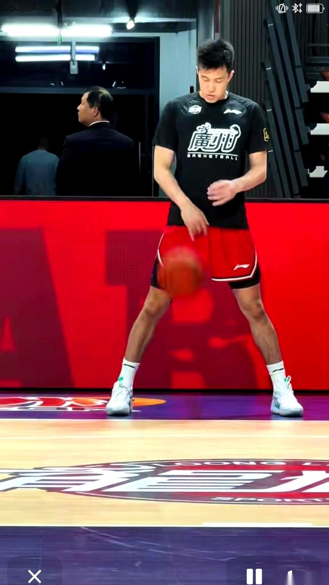 整个球队都去打比赛了。就他一个人，在空荡荡的球馆里练。连去现场给队友加个油都