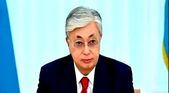 哈萨克斯坦的石油，有个毛病。家门口就是全世界最大的买家——中国，但它偏要把八成的