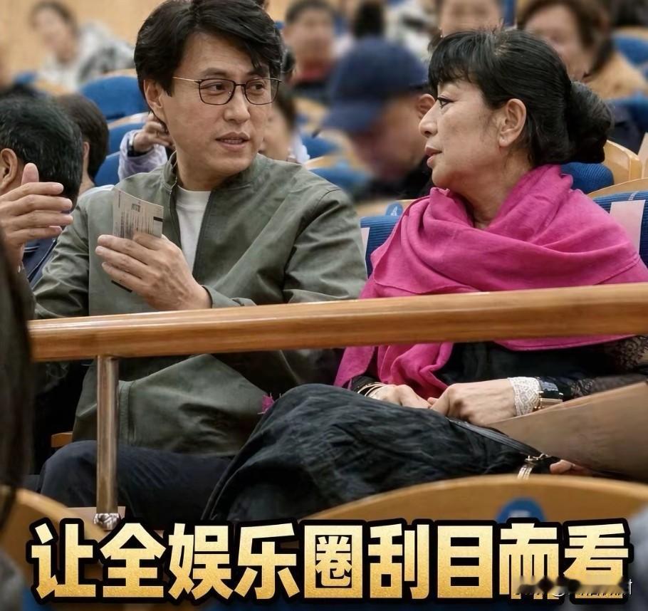 演员靳东，冲上热搜。节假日期间，靳东作为煤矿文工团团长加班到音乐厅观看演出，