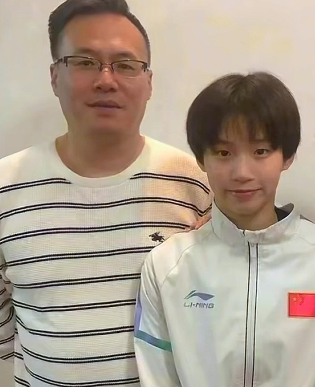 跳水名将陈芋汐的父亲陈健评价全红婵时表示：全红婵意志力强、动作极具观赏性，同