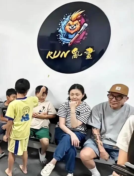 46岁的大S不P图也比同龄人显年轻吧？ 大S一组没有P图的照片曝光，很...
