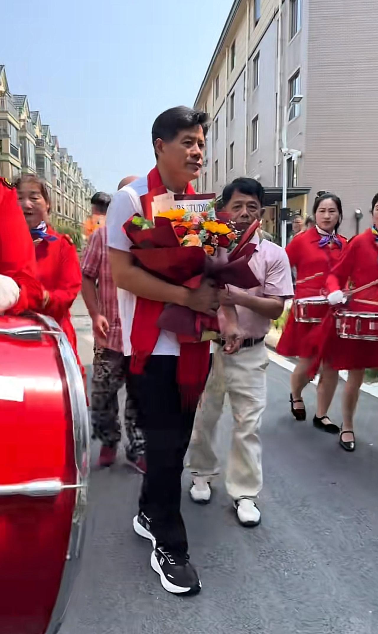 亲哥俩的身高居然能差这么多！弟弟58年前出生刚28天的时候，从浙江被送到山东日