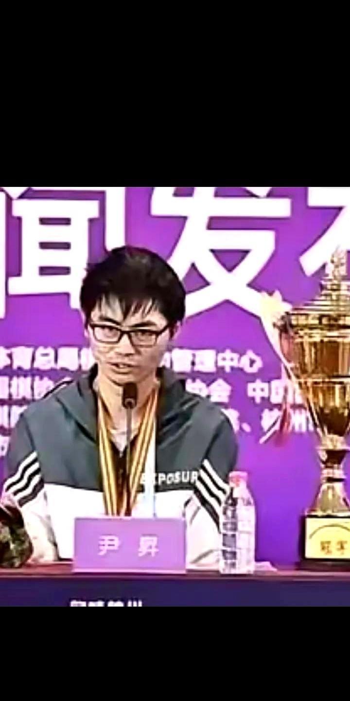 越南棋手夺冠，中国象棋该醒醒了！赖理把冠军从咱们手里拿走，现场两面五星红旗围着