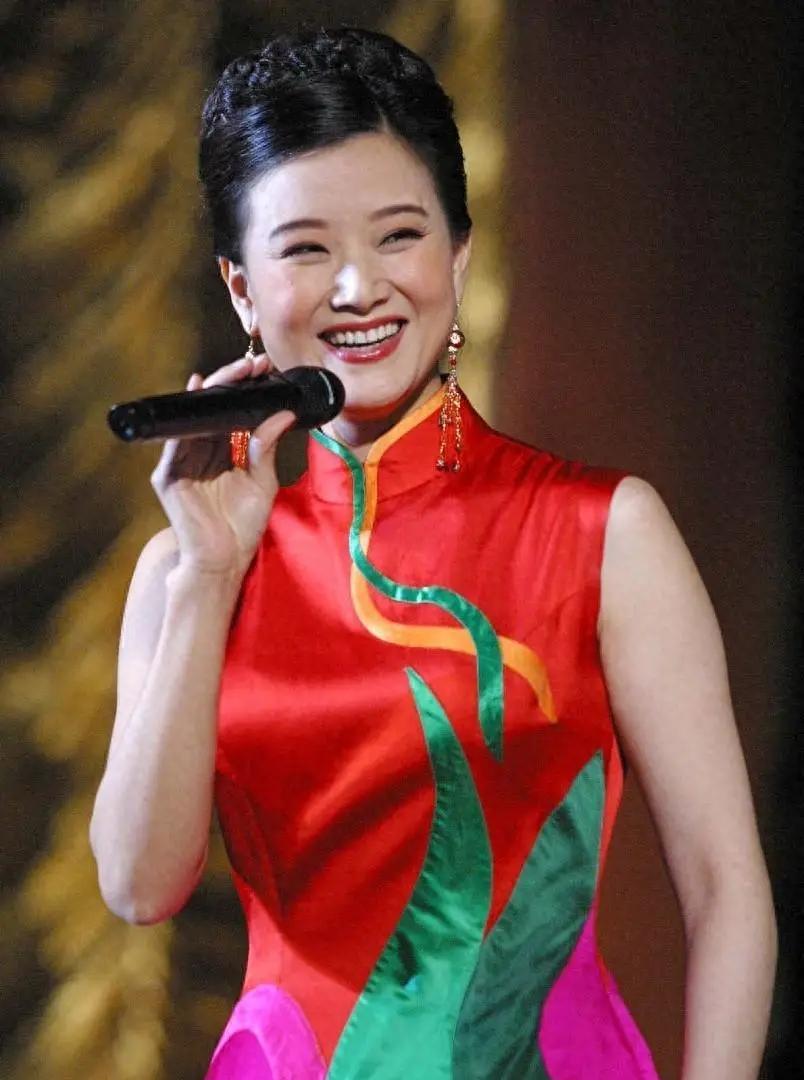 1996年，宋祖英亲自将自己家中18岁的小保姆送到监狱，一判就是12年，而那个小