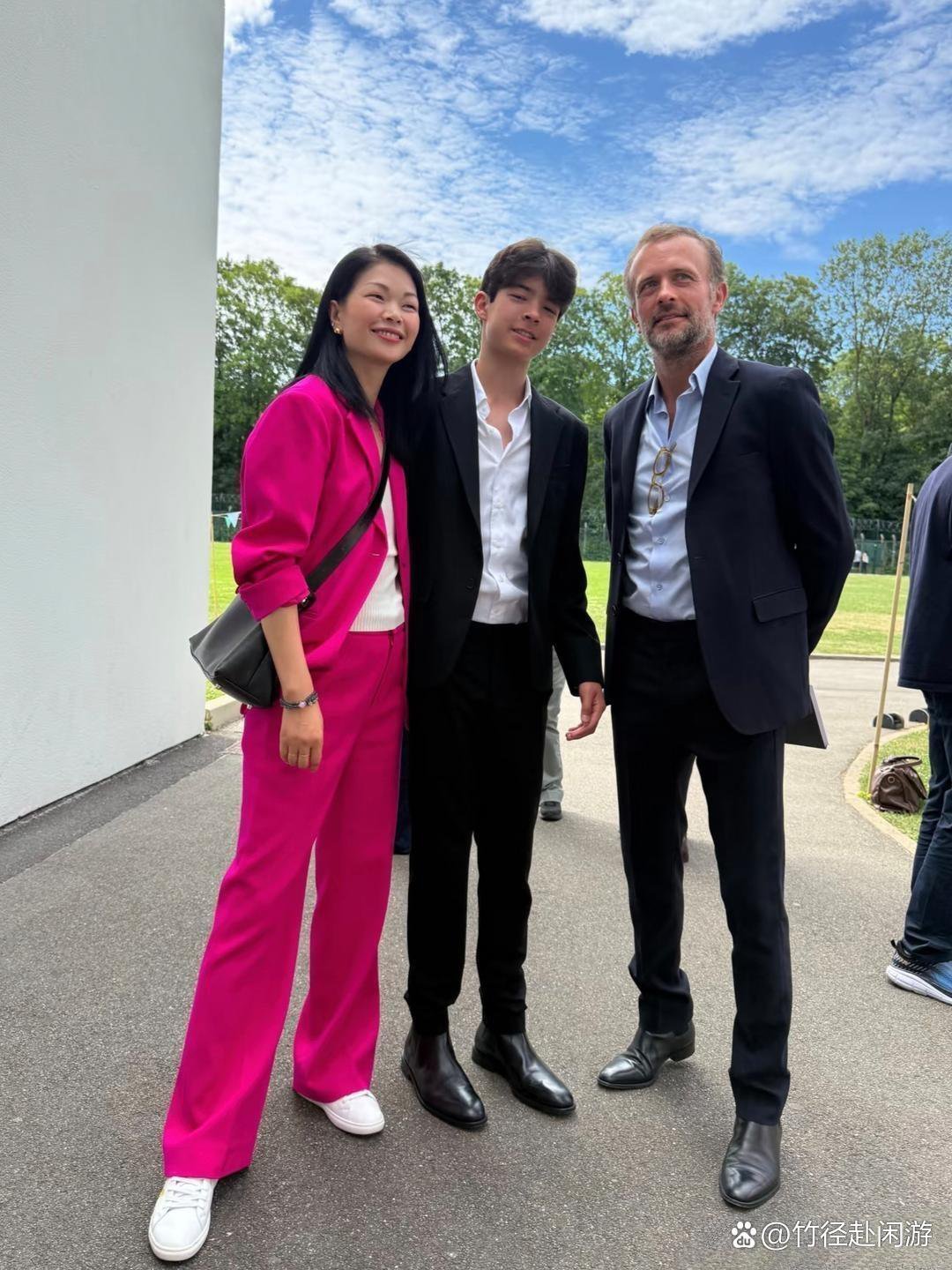 45岁超模吕燕和老公现身法国参加儿子的中学毕业典礼，她的儿子还未成年，穿着一身西